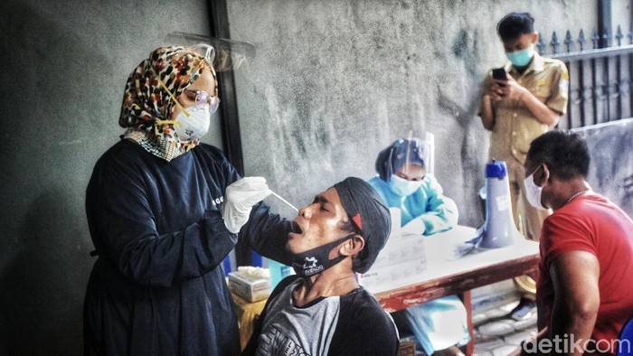 Tekan Peyebaran COVID-19, Warga Jurangmangu Tangsel Ditracing Tenaga kesehatan dari Puskesmas Jurangmangu melakukan tes swab antigen kepada warga di RT RT 7 dan 3 RW 5, Jurangmangu Timur, Pondok Aren, Kota Tangsel, Banten, Senin (7/6/2021). Tes tersebut setelah 7 anggota keluarga di RT tersebut terindikasi positif virus Corona Covid-19, pada pekan lalu. Upaya ini sebagai upaya tracing atau pelacakan untuk menekan penyebaran virus.