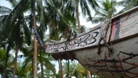 Hanya jika melawan angin, tetap dapat bergerak maju sedikit. Perahu yang berukuran lebih besar memiliki tambahan hiasan kepala perahu pada bagian haluan dan diberi motif burung dan ikan. (Hari Suroto/Istimewa)