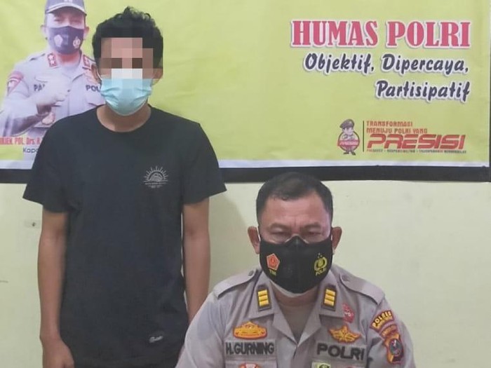 Terduga pelaku pembakaran mobil anggota DPRD Tapteng (kaus hitam)/(dok. Polisi)