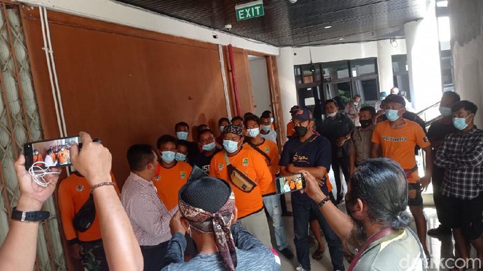 THL Karawang tuntut upah layak