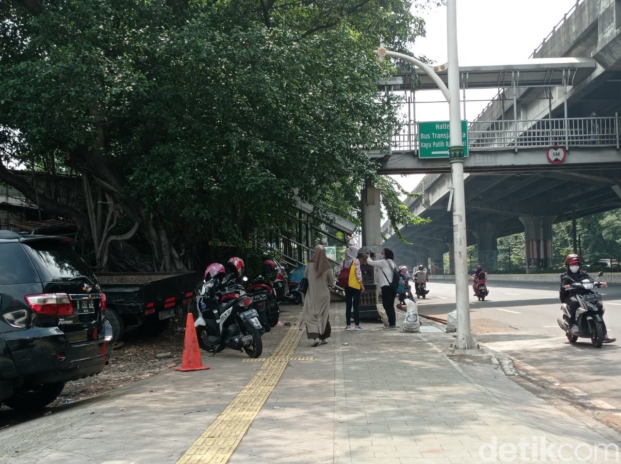 Trotoar di seberang Halte Kayu Putih Rawasari, Jakarta Timur, 7 Juni 2021, siang hari. (Wilda HN/detikcom)