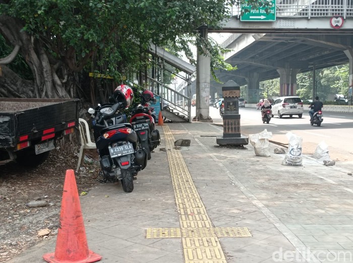 Trotoar di seberang Halte Kayu Putih Rawasari, Jakarta Timur, 7 Juni 2021, siang hari. (Wilda HN/detikcom)