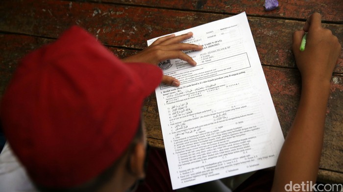 Siswa-siswi kelas 5 menjalani ujian penilaian akhir sekolah di SD Negeri Kota Baru 2 dan 3, Kota Bekasi, Jabar, Senin (7/6). Ujian dilaksanakan secara tatap muka.