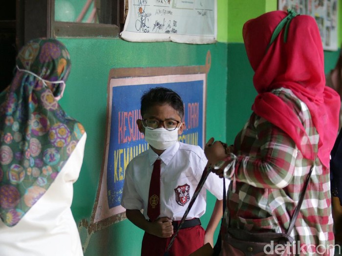 Siswa-siswi kelas 5 menjalani ujian penilaian akhir sekolah di SD Negeri Kota Baru 2 dan 3, Kota Bekasi, Jabar, Senin (7/6). Ujian dilaksanakan secara tatap muka.
