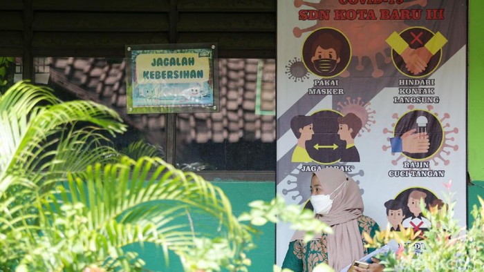 Siswa-siswi kelas 5 menjalani ujian penilaian akhir sekolah di SD Negeri Kota Baru 2 dan 3, Kota Bekasi, Jabar, Senin (7/6). Ujian dilaksanakan secara tatap muka.