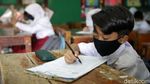 Ujian Penilaian Akhir Sekolah Tatap Muka SD di Bekasi