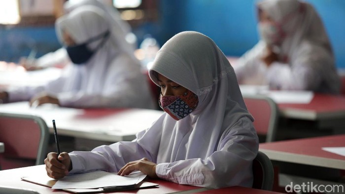 Ujian Penilaian Akhir Sekolah Tatap Muka SD Di Bekasi Siswa-Siswi kelas 5 menjalani ujian penilaian akhir sekolah di SD Negeri Kota Baru 2 dan 3, Bekasi Barat, Kota Bekasi, Jawa Barat, Senin (7/6/2021). Ujian ini dilaksanakan secara tatap muka dengan menerapakan protokol kesehatan yang ketat dan membagi beberapa sesi kelas untuk ujian. Satu kelas terdiri dari 15 anak. Ujian ini berlangsung hingga 12 Juni 2021. Hanya kelas 4 dan 5 yang melakukan ujian tatap muka kelas lainnya laksanakan ujian secara daring.
