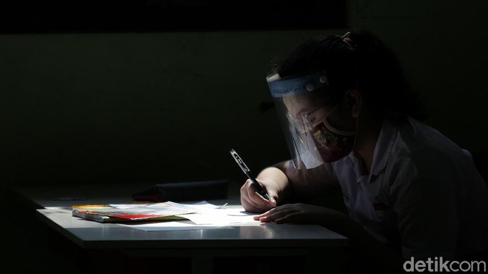 Siswa-Siswi kelas 5 menjalani ujian penilaian akhir sekolah di SD Negeri Kota Baru 2 dan 3, Bekasi Barat, Kota Bekasi, Jawa Barat, Senin (7/6/2021). Ujian ini dilaksanakan secara tatap muka dengan menerapakan protokol kesehatan yang ketat dan membagi beberapa sesi kelas untuk ujian. Satu kelas terdiri dari 15 anak. Ujian ini berlangsung hingga 12 Juni 2021. Hanya kelas 4 dan 5 yang melakukan ujian tatap muka kelas lainnya laksanakan ujian secara daring.