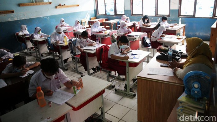 Siswa-Siswi kelas 5 menjalani ujian penilaian akhir sekolah di SD Negeri Kota Baru 2 dan 3, Bekasi Barat, Kota Bekasi, Jawa Barat, Senin (7/6/2021). Ujian ini dilaksanakan secara tatap muka dengan menerapakan protokol kesehatan yang ketat dan membagi beberapa sesi kelas untuk ujian. Satu kelas terdiri dari 15 anak. Ujian ini berlangsung hingga 12 Juni 2021. Hanya kelas 4 dan 5 yang melakukan ujian tatap muka kelas lainnya laksanakan ujian secara daring.