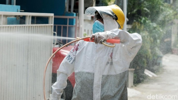 Petugas menyemprot disinfektan di Kelapa Dua, Tangerang. Penyemprotan dilakukan seusai lockdown mikro terhadap 4 RT di wilayah tersebut.