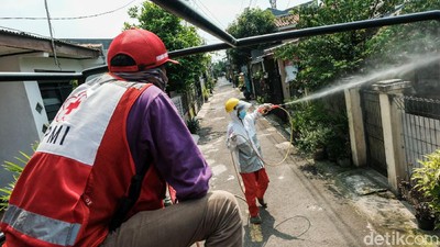 Usai Lockdown, 4 RT di Kelapa Dua Disemprot Disinfektan