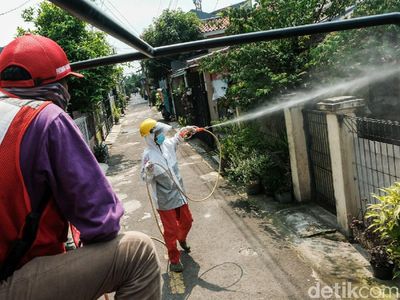 Usai Lockdown, 4 RT di Kelapa Dua Disemprot Disinfektan