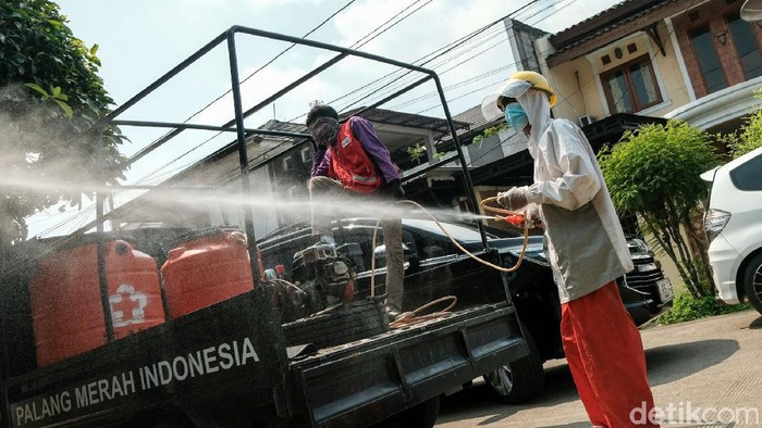 Usai Lockdown, 4 RT di Kelapa Dua Disemprot Disinfektan Petugas menyemprot disinfektan di Kelapa Dua, Tangerang. Penyemprotan dilakukan seusai lockdown mikro terhadap 4 RT di wilayah tersebut.