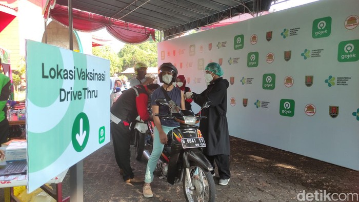 Vaksinasi Drive Thru di Klenteng Sam Poo Kong Semarang