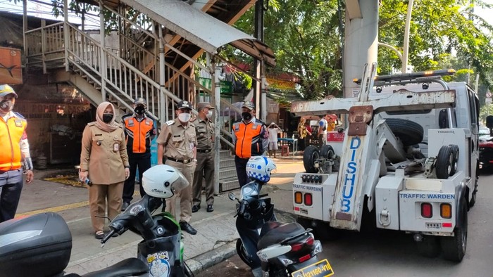 Wakil Wali Kota Jakarta Pusat Irwandi mengecek kondisi di trotoar Rawasari, 7 Juni 2021. (Dok Pemkot Jakpus)
