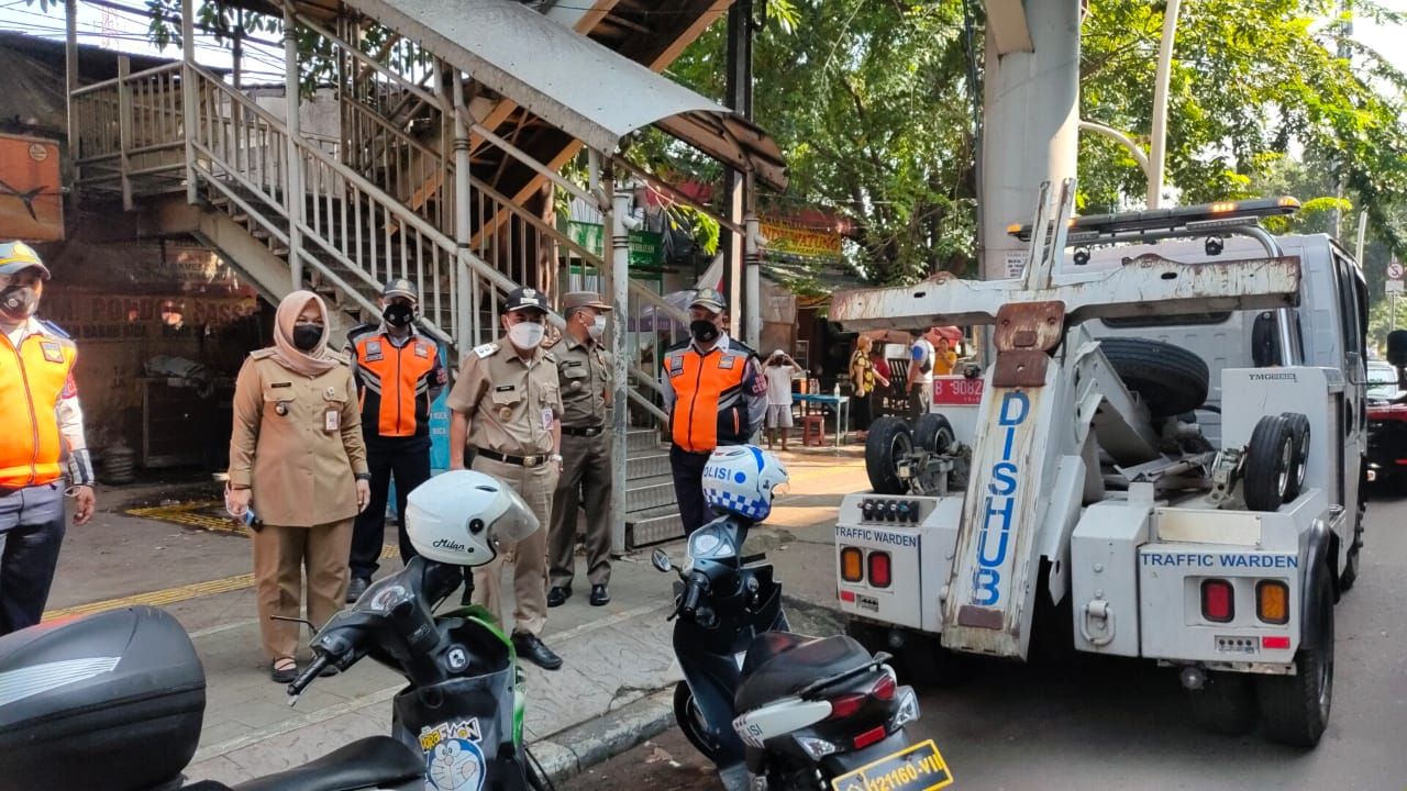 Wakil Wali Kota Jakarta Pusat Irwandi mengecek kondisi di trotoar Rawasari, 7 Juni 2021. (Dok Pemkot Jakpus)