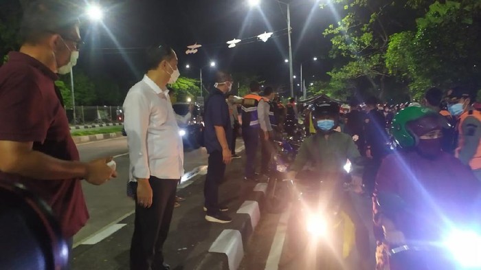 Wali Kota Surabaya Eri Cahyadi di suramadu saat penyekatan