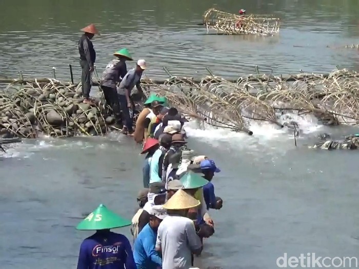 Warga Kuningan gotong royong bendung sungai mengantisipasi kekurangan air saat kemarau