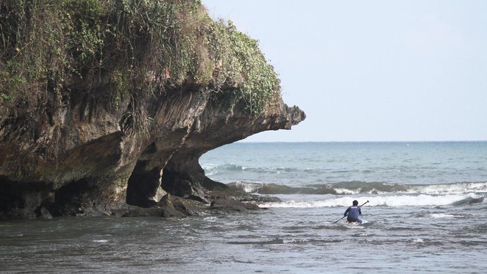 Wisatawan bermain air di kawasan Pantai Baron, Tanjungsari, Gunungkidul, DI Yogyakarta, Senin (7/6/2021). Destinasi wisata yang menawarkan pemandangan pantai dan kuliner makanan laut tersebut masih menjadi destinasi andalan di Gunungkidul. ANTARA FOTO/Hendra Nurdiyansyah/rwa.
