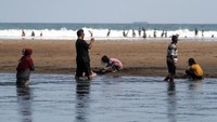 Wisatawan bermain air di kawasan Pantai Baron, Tanjungsari, Gunungkidul, DI Yogyakarta, Senin (7/6/2021). 