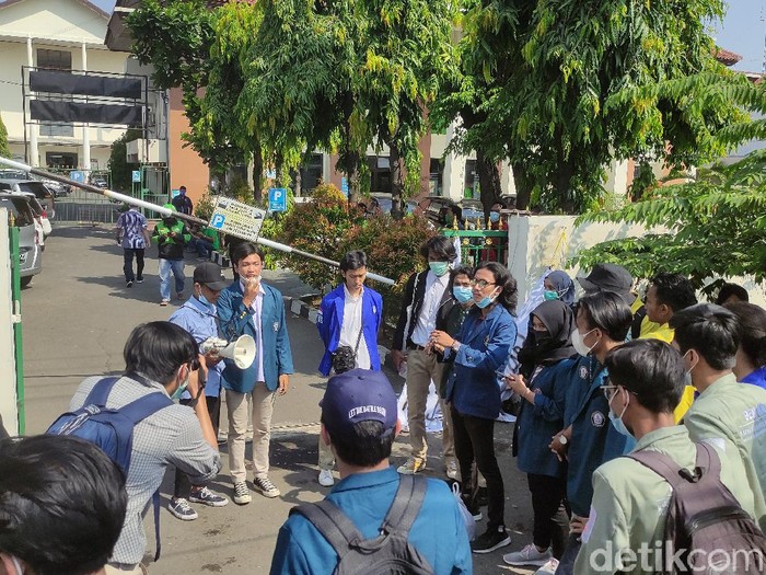 4 Mahasiswa yang divonis hukuman percobaan karena demo ricuh Semarang disambut teman-temannya, Selasa (8/6/2021).