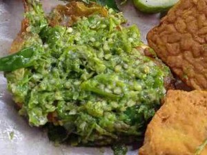 Siang Ini Enaknya Makan Ayam Sambal Ijo yang Pedas Nyengat, Ada di 5 Tempat Ini