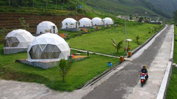 Ada destinasi wisata menarik nih di lembah Gunung Kawi, Jatim. Di sana wisatawan dapat menginap di bangunan penginapan yang dibangun tahan gempa lho. Penasaran?