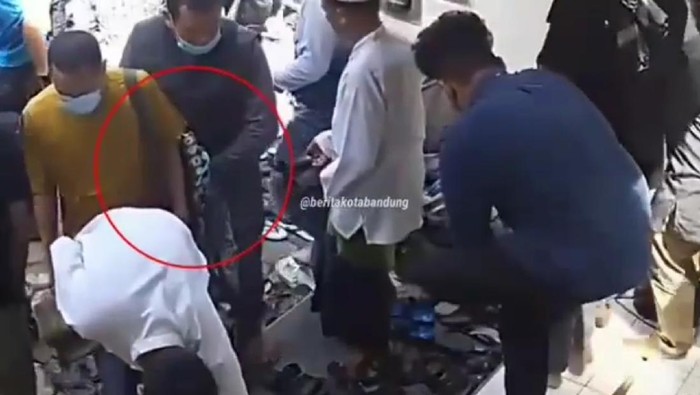 Aksi pencopetan di masjid Bandung terekam CCTV