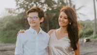 Farah Quinn dikira sebagai siswi saat mengantar anaknya, Armand Fauzan Quinn ke sekolah. Foto: Instagram: @farahquinnofficial
