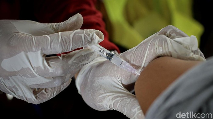 Antusias Lansia di Tangerang Disuntik Vaksin Corona Sejumlah warga lansia di Tangerang menjalani vaksinasi COVID-19. Vaksinasi virus Corona itu digelar di Gelanggang Olahragar Gembor.