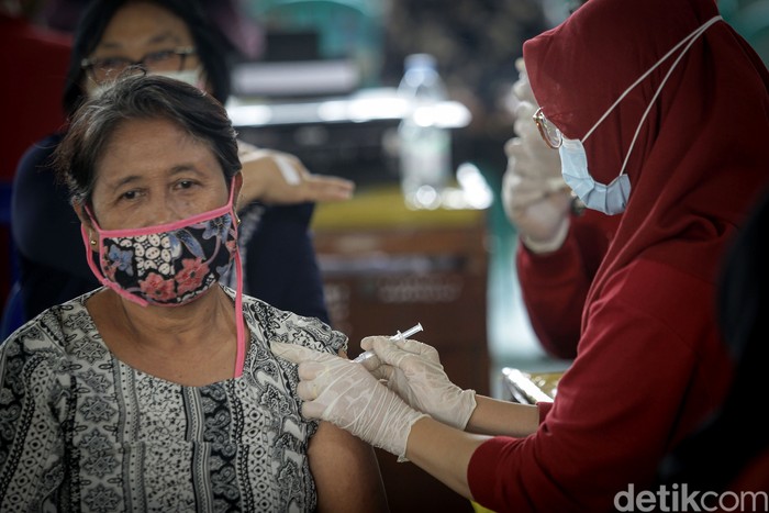 Antusias Lansia di Tangerang Disuntik Vaksin Corona Sejumlah warga lansia di Tangerang menjalani vaksinasi COVID-19. Vaksinasi virus Corona itu digelar di Gelanggang Olahragar Gembor.