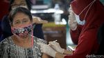 Antusias Lansia di Tangerang Disuntik Vaksin Corona