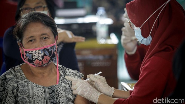 Sejumlah warga lansia di Tangerang menjalani vaksinasi COVID-19. Vaksinasi virus Corona itu digelar di Gelanggang Olahragar Gembor.