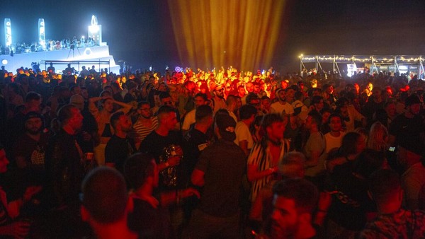 Ribuan warga Albania berpartisipasi di festival musik terbuka di Shengjin, Albania. AP Photo/Visar Kryeziu