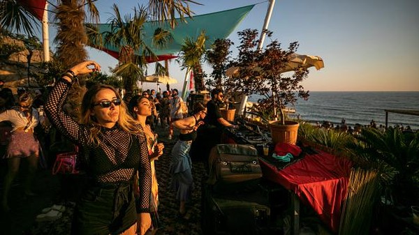 Penyelenggara mengklaim bahwa semua orang di festival itu bebas dari COVID-19. Namun tidak ada bukti untuk membenarkan klaim tersebut. Getty Images/Ferdi Limani  Penyelenggara mengklaim bahwa semua orang di festival itu bebas dari COVID-19. Namun tidak ada bukti untuk membenarkan klaim tersebut. Getty Images/Ferdi Limani Â