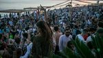 Asiknya Warga Albania Nonton Konser Pantai Kala Pandemi