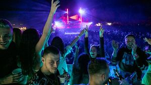 Asiknya Warga Albania Nonton Konser Pantai Kala Pandemi