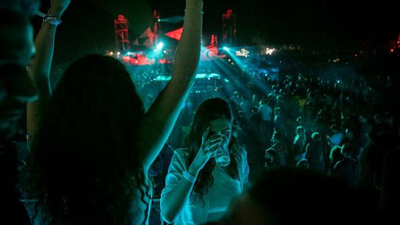 Asiknya Warga Albania Nonton Konser Pantai Kala Pandemi SHENGJIN, ALBANIA - JUNE 6: People dance during the Unum Festival at Rana e Hedhun beach on June 6, 2021 in Shengjin, Albania. International electronic musicians like Ben Klock and Sven Vath are attending the Unum Festival in Albania. (Photo by Ferdi Limani/Getty Images)