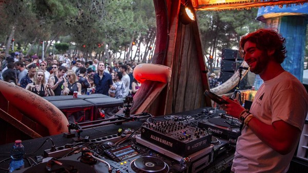 Moto festival itu adalah agar orang-orang menjadi Satu karena musik. Beberapa orang mengatakan musik lebih penting daripada yang disadari kebanyakan orang. AP Photo/Visar Kryeziu  Moto festival itu adalah agar orang-orang menjadi Satu karena musik. Beberapa orang mengatakan musik lebih penting daripada yang disadari kebanyakan orang. AP Photo/Visar Kryeziu Â