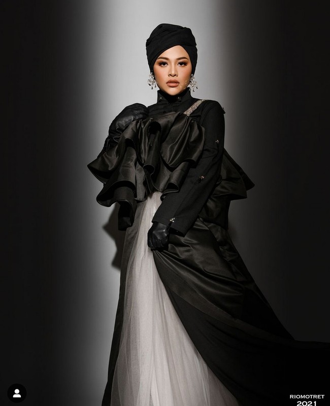 Ini gayanya mengenakan turban dan serta blouse berdetail ruffle rancangan Dinira Official, brand casual couture modestwear. Foto: Instagram/@riomotret