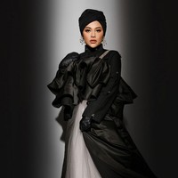 Ini gayanya mengenakan turban dan serta blouse berdetail ruffle rancangan Dinira Official, brand casual couture modestwear. Foto: Instagram/@riomotret