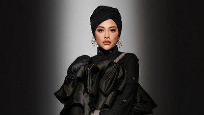 7 Gaya Glamor Aurel Hermansyah Berbusana Hijab