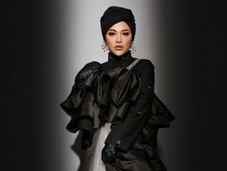 7 Gaya Glamor Aurel Hermansyah Berbusana Hijab