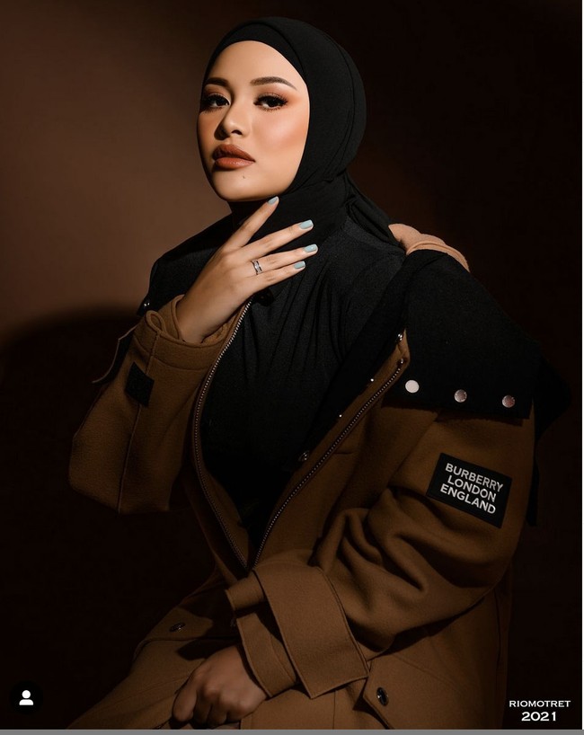 Gaya high-street juga ditampilkan anak sulung dari Anang Hermansyah dan Krisdayanti ini. Kali ini Aurel memadukan oversized coat keluaran brand high-end Burberry. Foto: Instagram/@riomotret