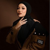 Gaya high-street juga ditampilkan anak sulung dari Anang Hermansyah dan Krisdayanti ini. Kali ini Aurel memadukan oversized coat keluaran brand high-end Burberry. Foto: Instagram/@riomotret
