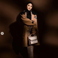 Wanita yang akrab disapa Loly ini juga terlihat menenteng tas kombinasi warna putih-camel, juga dari brand Burberry. Foto: Instagram/@riomotret