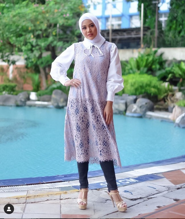 Aurel Hermansyah memutuskan hijrah dengan mantap berhijab setelah menikah dengan Atta Halilintar. Dia pun membuktikan kalau wanita berhijab bisa tampil stylish dan glamor. Foto: Instagram/@aurelie.hermansyah