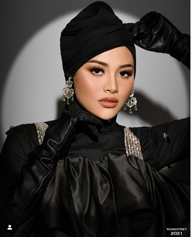 Dalam pemotretan fashion bersama fotografer ternama Rio Motret, Aurel Hermansyah bergaya glamor dalam balutan busana dari brand high-end hingga rancangan desainer. Foto: Instagram/@riomotret
