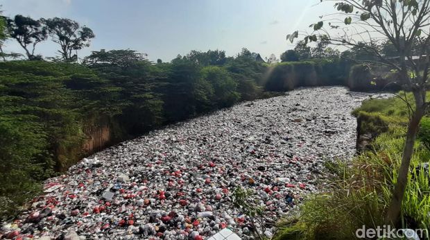 Bekas tambang di Cilegon, Banten, direklamasi menggunakan sampah (M Iqbal/detikcom)
