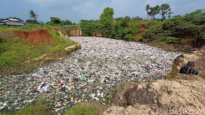 Bekas tambang di Cilegon, Banten, direklamasi menggunakan sampah (M Iqbal/detikcom)